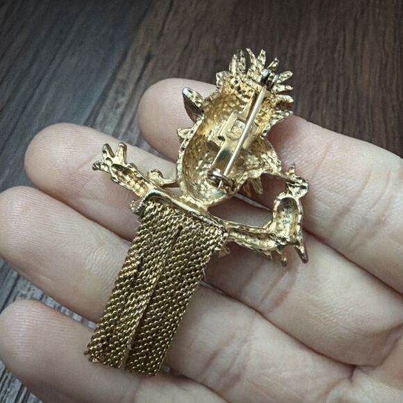 Vintage Gold Tone Scarecrow Brooch Pin w Bird, Mesh Flexible Legs Rose Gold Tone - Picture 4 of 4